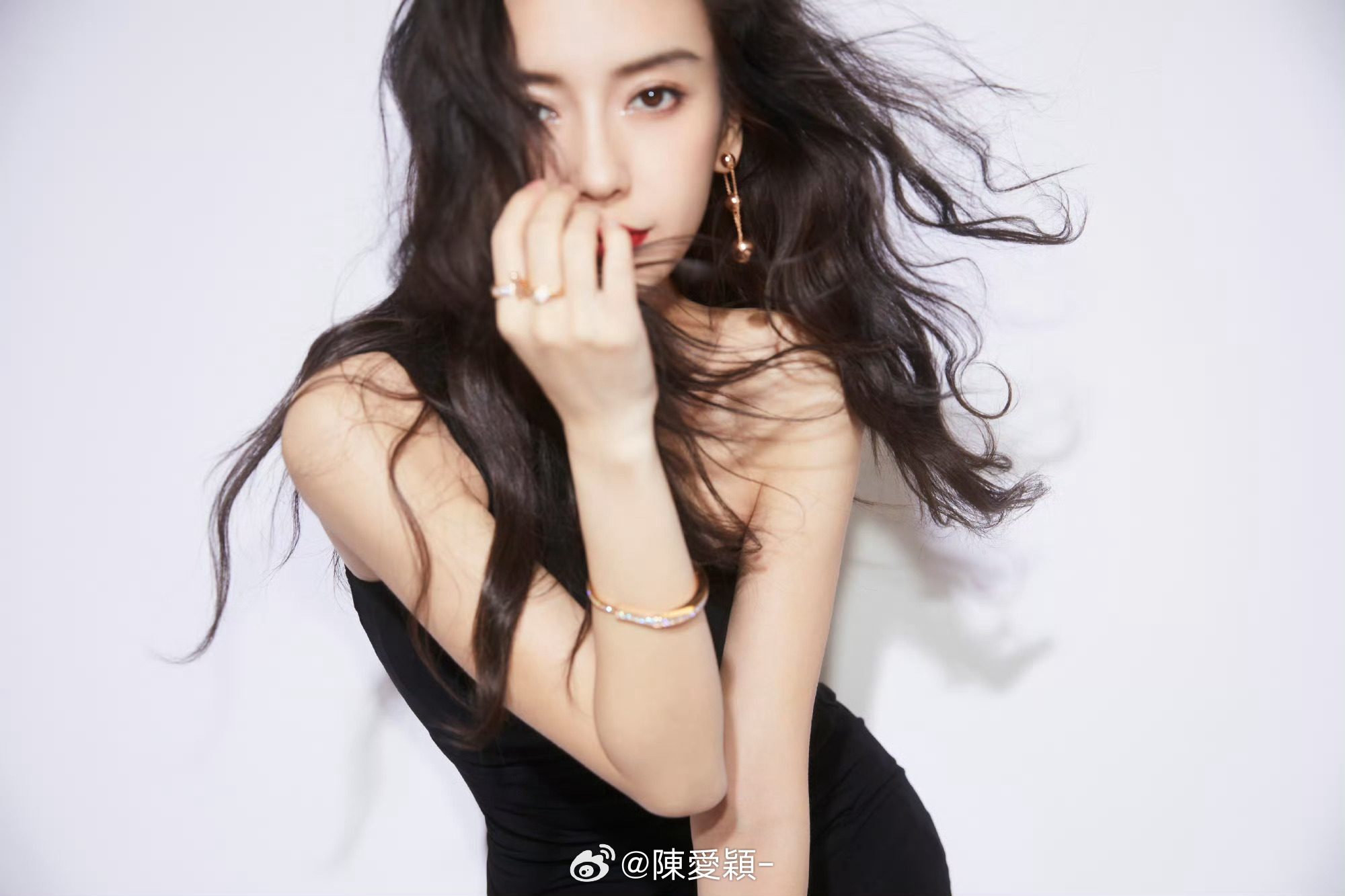 angelababy |杨颖 “月色朦胧如皎珠，春风烟雨一样等你，水漫漫，思念疾