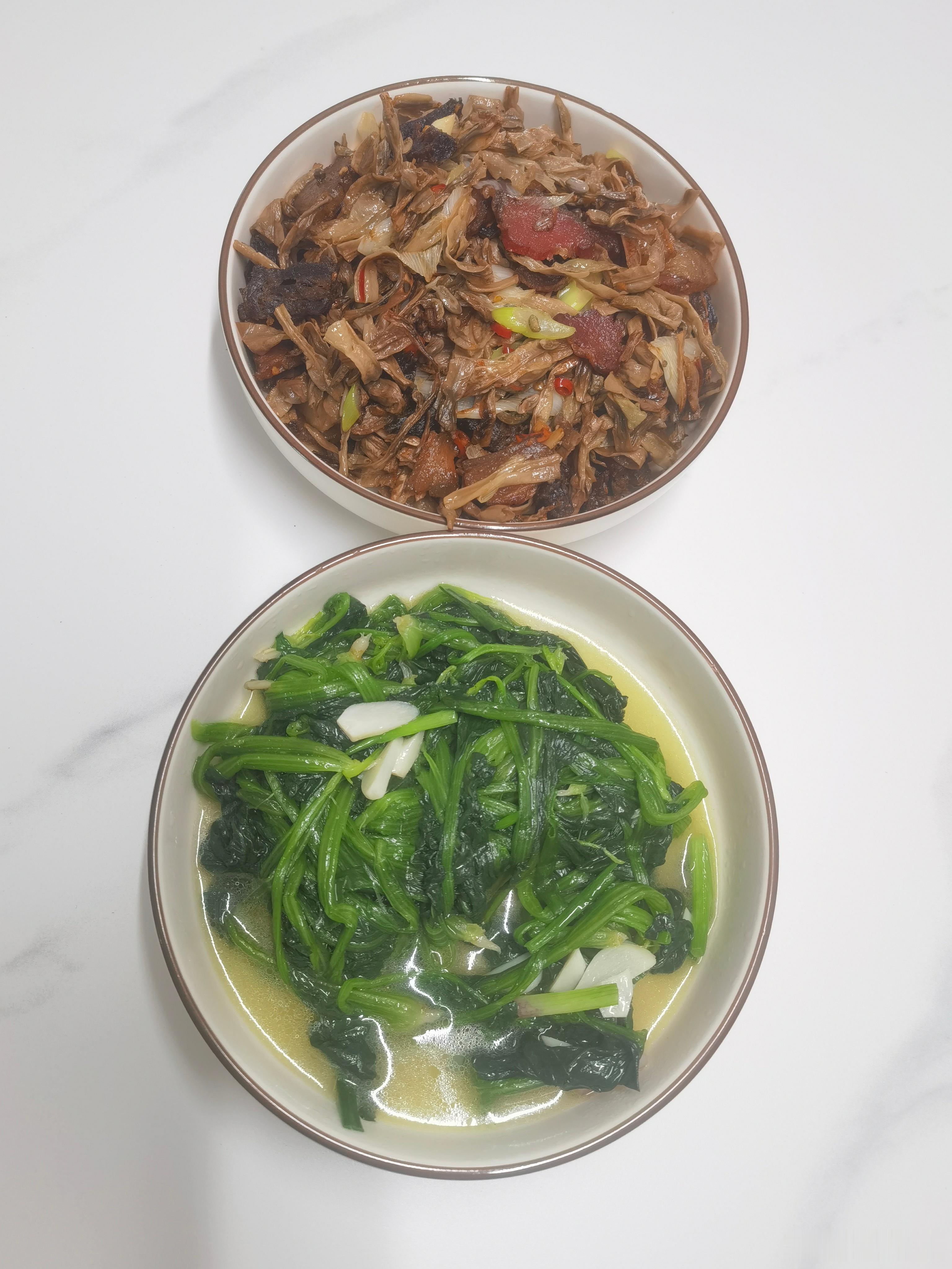 大餐：干豆角炒腊肉+清炒菠菜。周六的仪式感，做美食款待自己！ 