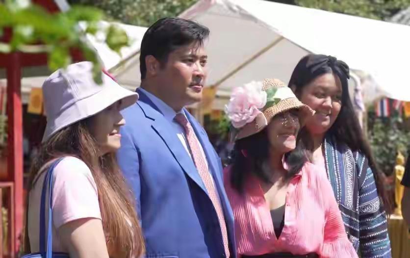 站在二王子身旁的美女再多，都不如三王子身旁的女子美。据说这女子是三王子的女友，若