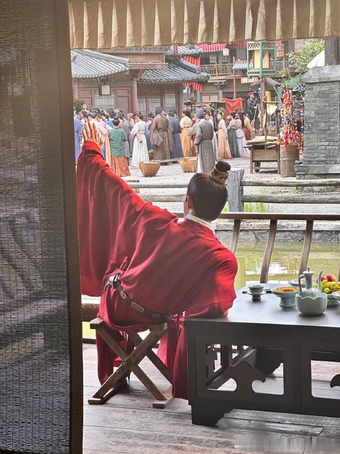 #王星越片场随地大小拍##王星越拍的摩天轮# 王星越片场的这些大小拍太有意思了，