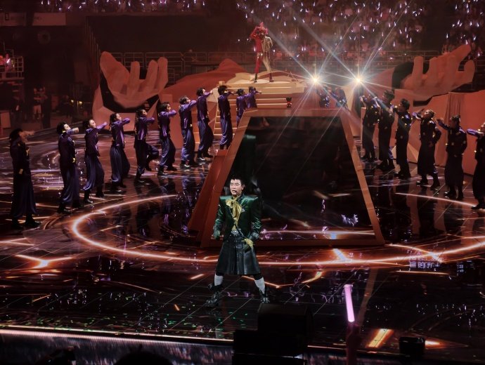 陈小春边哭边改陈小春BIGMAN人一个巡演本以为巡演流程都是固定好不会改动，陈小