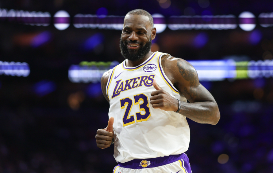 NBA杯，马刺上半场以70-58领先湖人。上半场比赛，詹姆斯隔扣科内特，对此，马