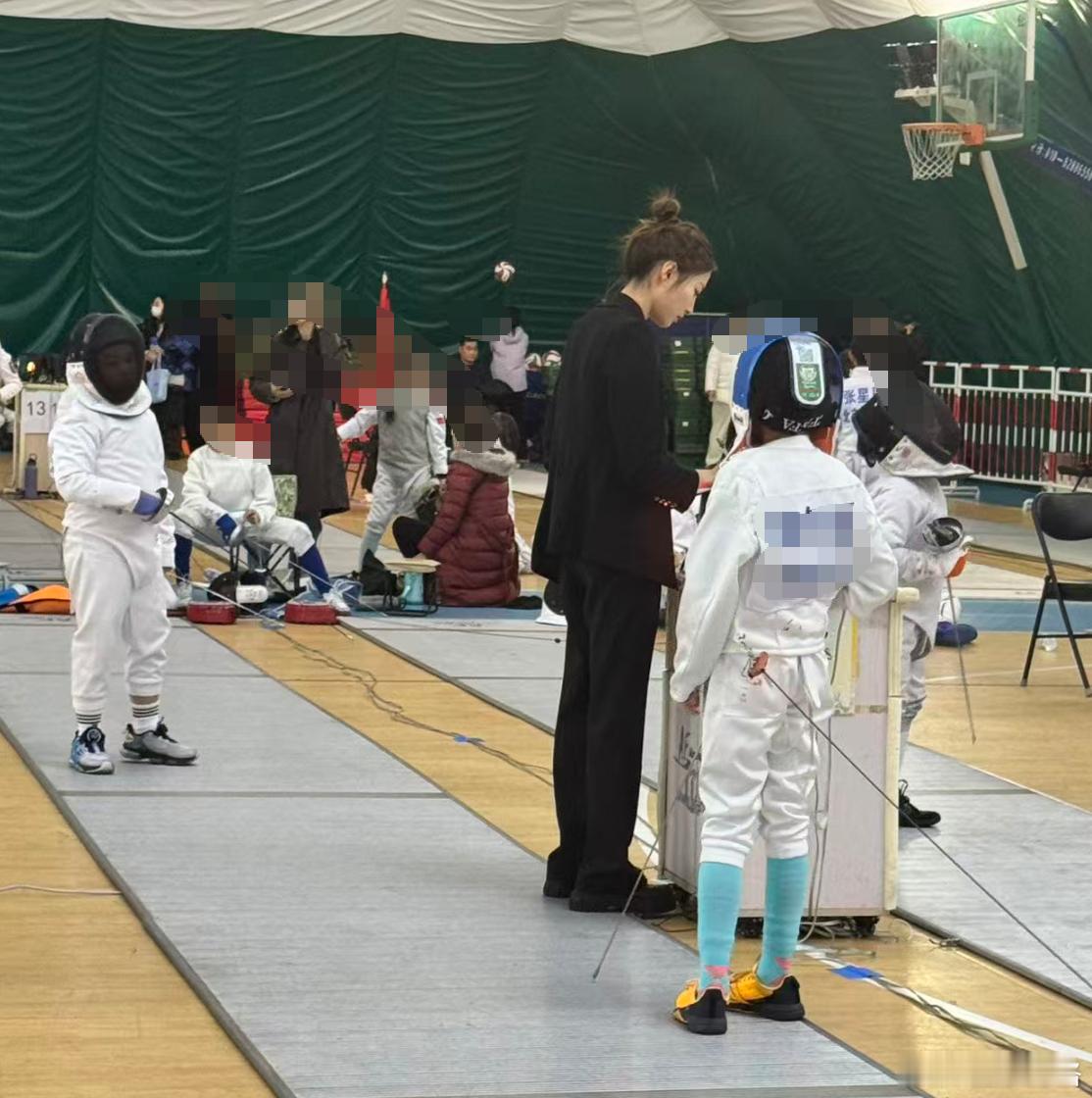 今天博格带小宝（三年级）参加北京朝阳区的击剑比赛。一来，小宝只练了两个月，还没掌