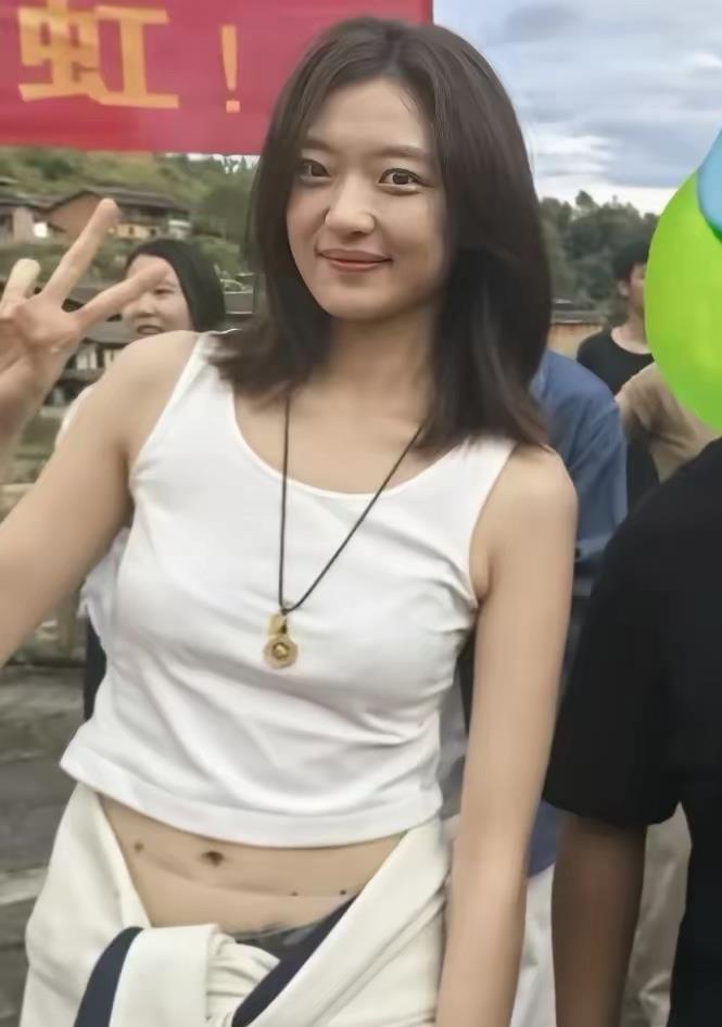 孙千被讨论最多的，从来不是那种一眼压场的漂亮，而是越看越顺眼的舒服劲儿。172的