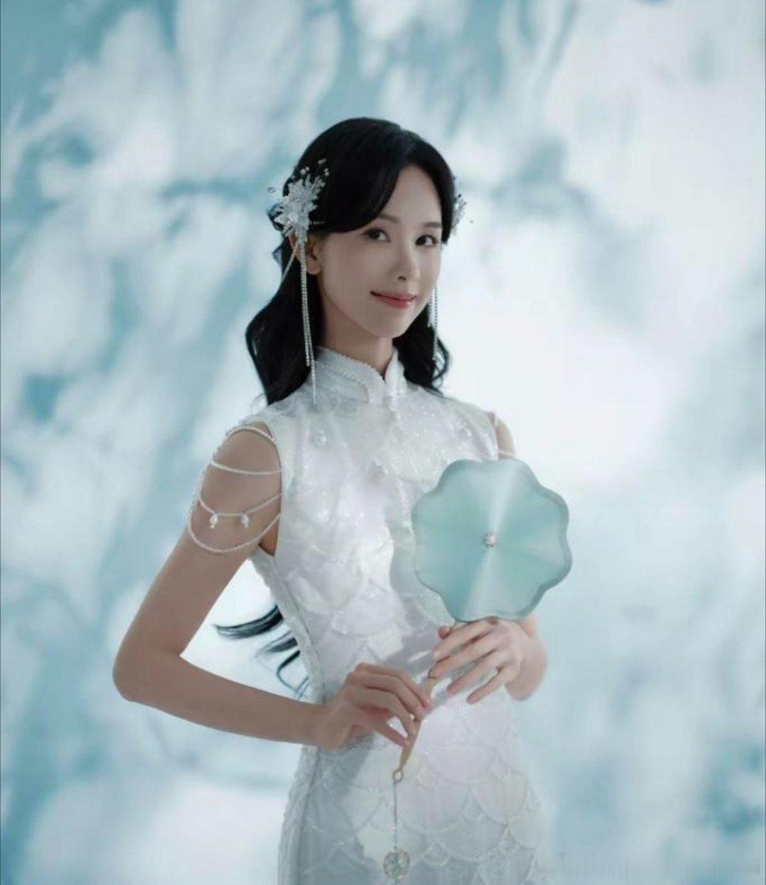 被骂十年“她太寡淡了”！陈都灵穿浅蓝色新中式旗袍，身材曲线尽显，清冷温婉尽显东方