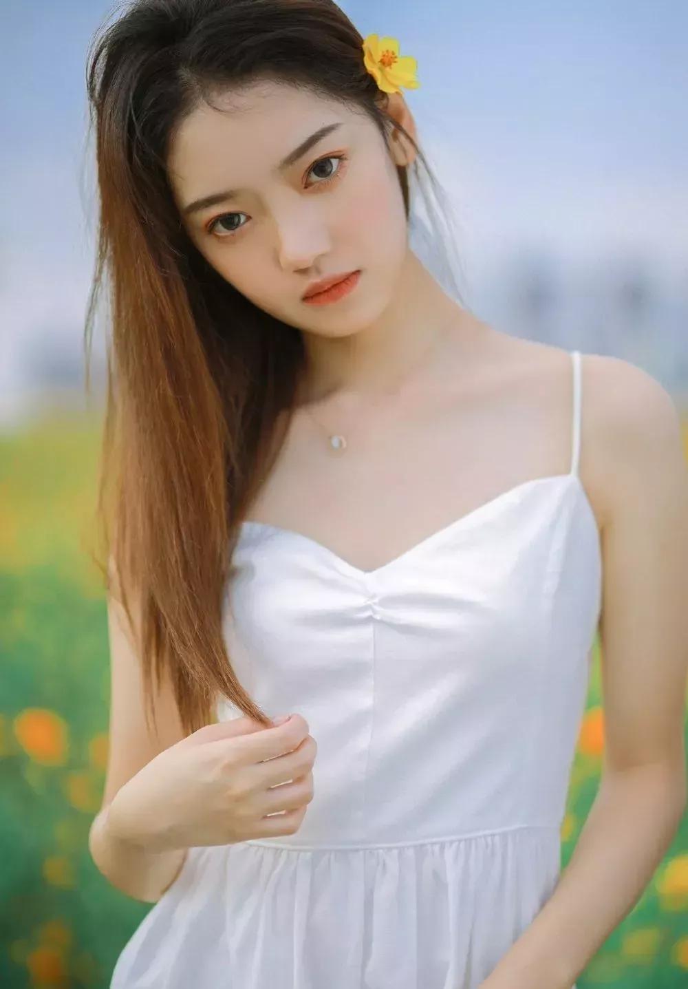 夏日花海中的甜美少女，温柔动人！自然清新美少女 自然甜系少女 海边花海少女 花海