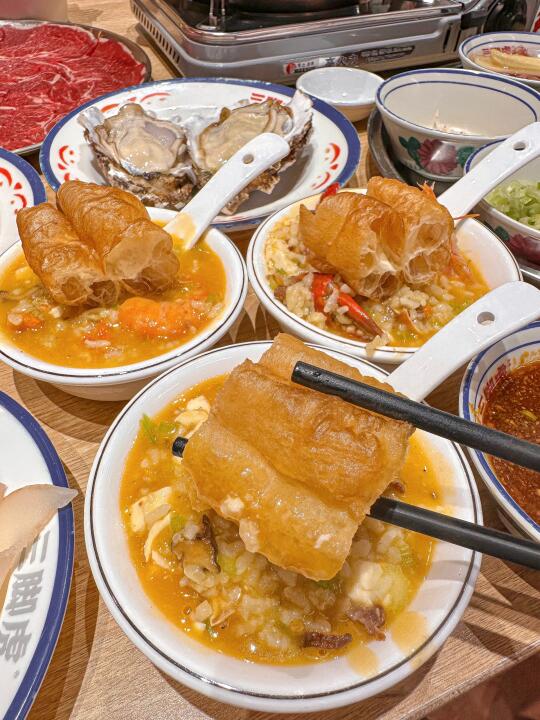 泉州人嘴真严啊！！这么好吃的店现在才知道 现炒的海鲜粥！吃起来真的贼香...