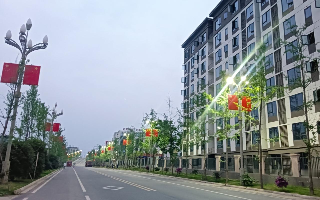 最是心情舒畅  散步时[耶]
人不识我  我也不识人
一个人听着音乐  
或低头