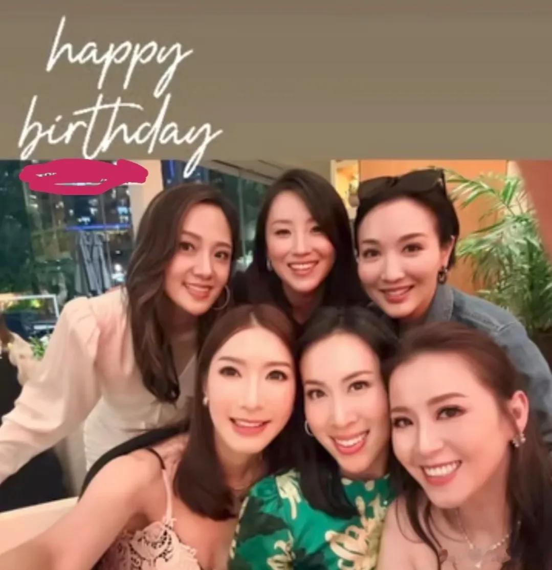 李嘉欣出席了名媛好友李邝保瑜的生日宴。李邝保瑜曾是空姐，有“嫩版张曼玉”之称，后