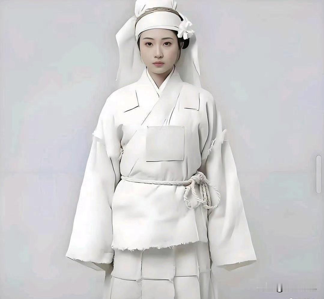 巴黎世家一款新作，这是要放弃中国市场的节奏吗？这款在中国不但不会流行，还会被骂！