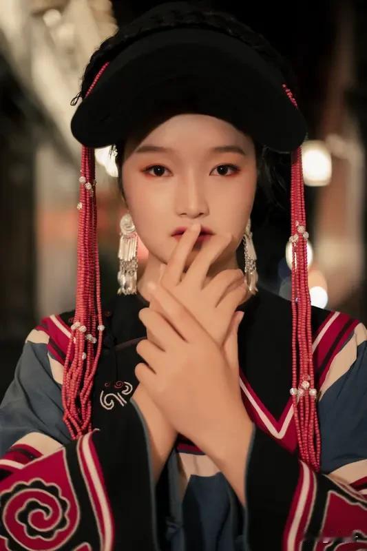 碎光谣·姑娘慢慢走

十四岁的裙摆，扫过杏花落的小径。喜怒哀乐像葡萄藤上的露珠，