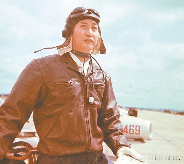 1951年，志愿军飞行员刘玉堤在返航途中，无意间向云层下面瞟了一眼，竟然看到了一