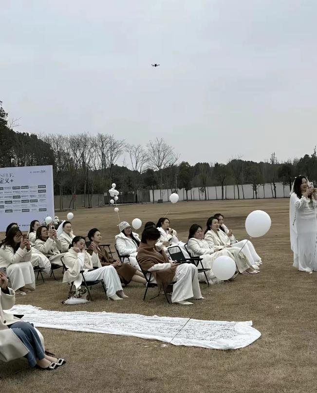 3月6日，在江苏苏州一女性俱乐部在苏州白马涧龙池景区举办了一场名为“嫁给自己”的