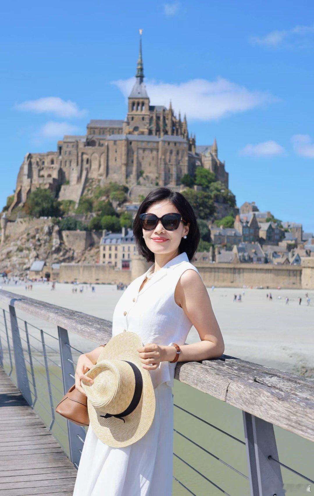 那天去圣米歇尔山打卡了不少奚梦瑶婚礼的同款地，但是……得努力看才能看出来“哦，原