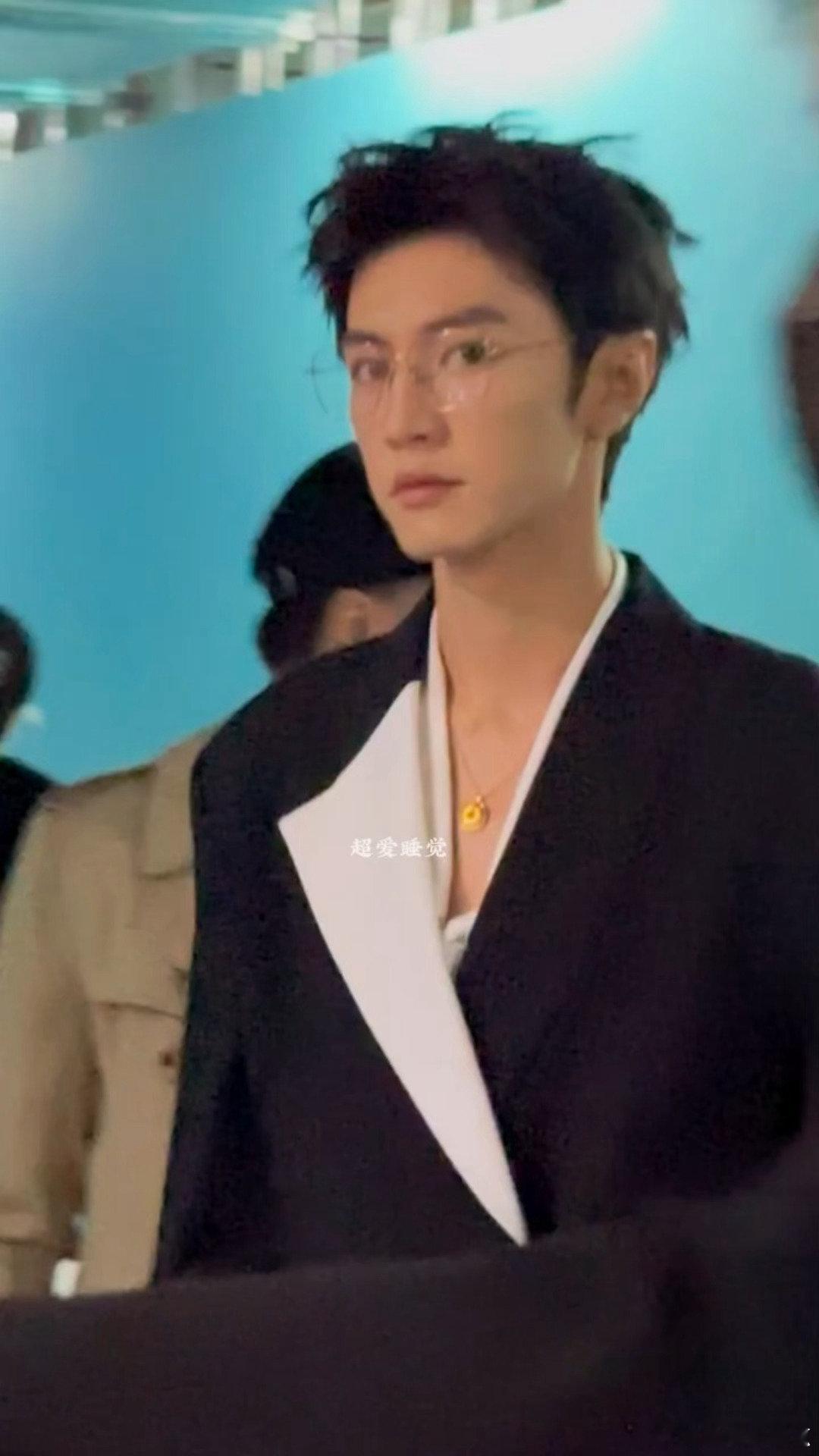 陈哲远回应吻戏嘴巴干陈哲远自曝吻戏拍了N遍，这糖分有点超标啦！陈哲远说吻戏拍了很