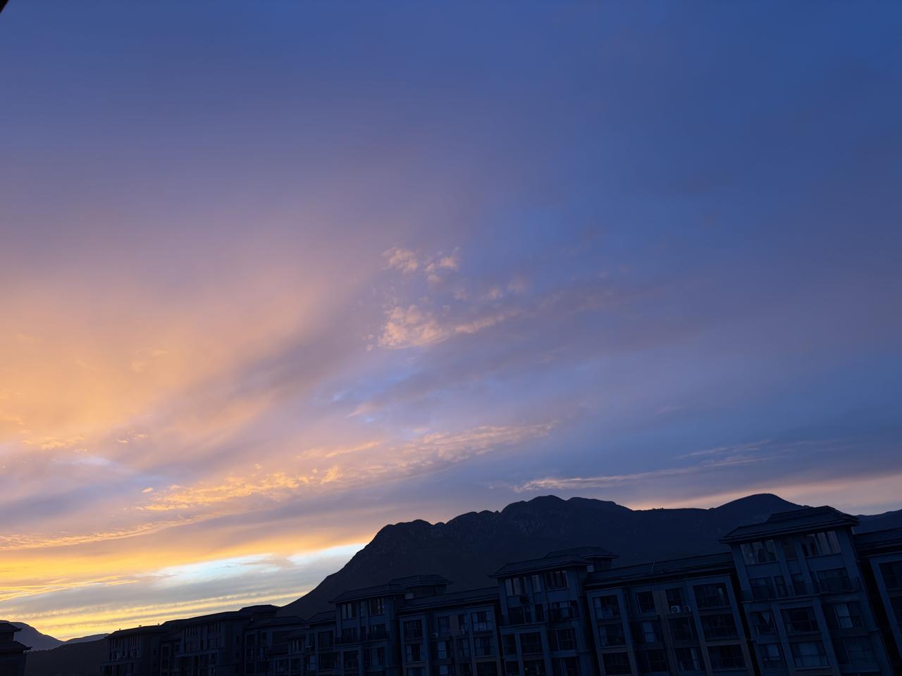 🌇 收藏今日份的浪漫，是落日给的满分治愈。

总有一些瞬间，值得被定格。

当