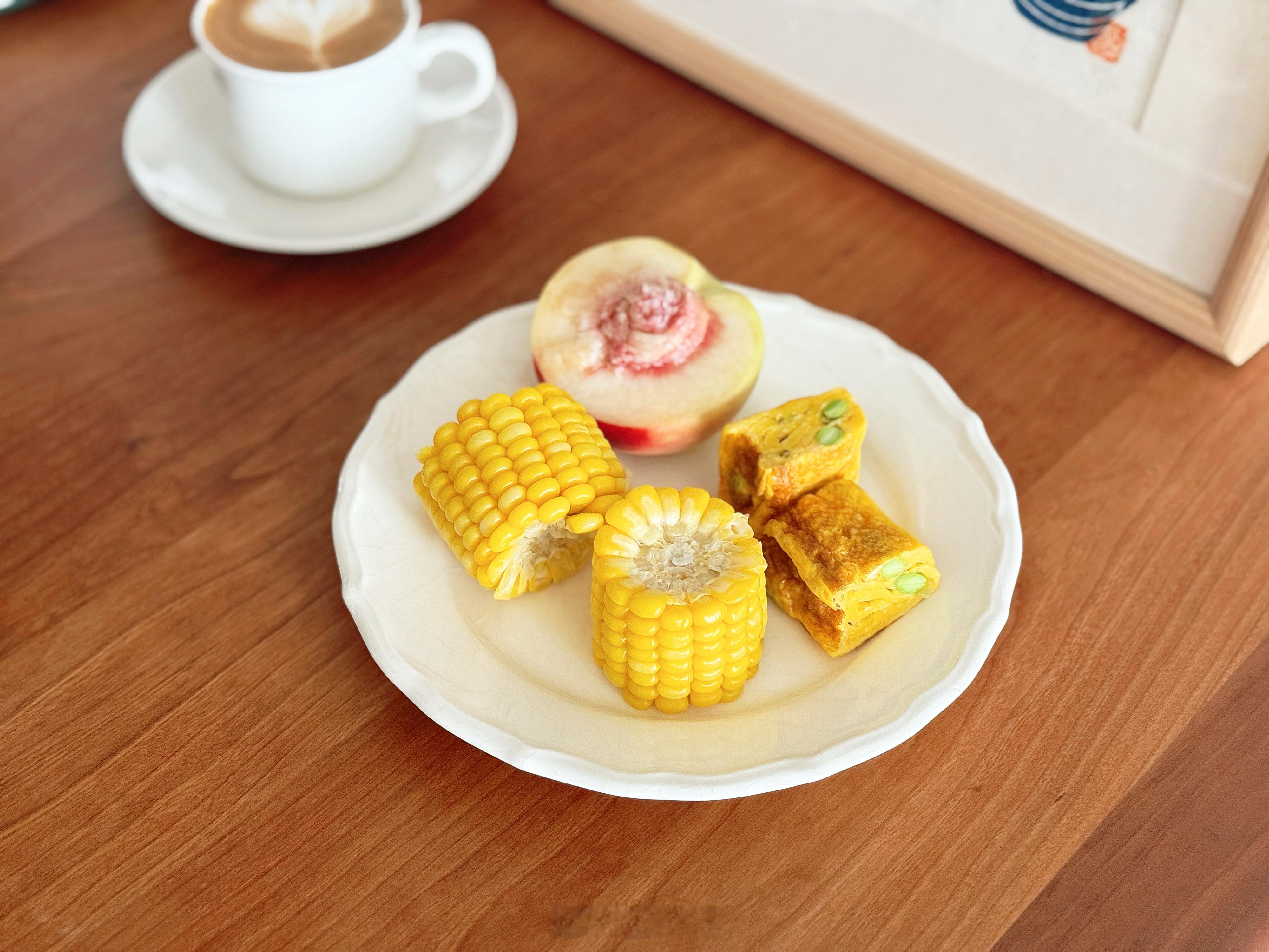 早餐：煮玉米🌽，毛豆厚蛋烧（原本可以水煮蛋，昨天买了第三个厚蛋烧小锅，今天得用
