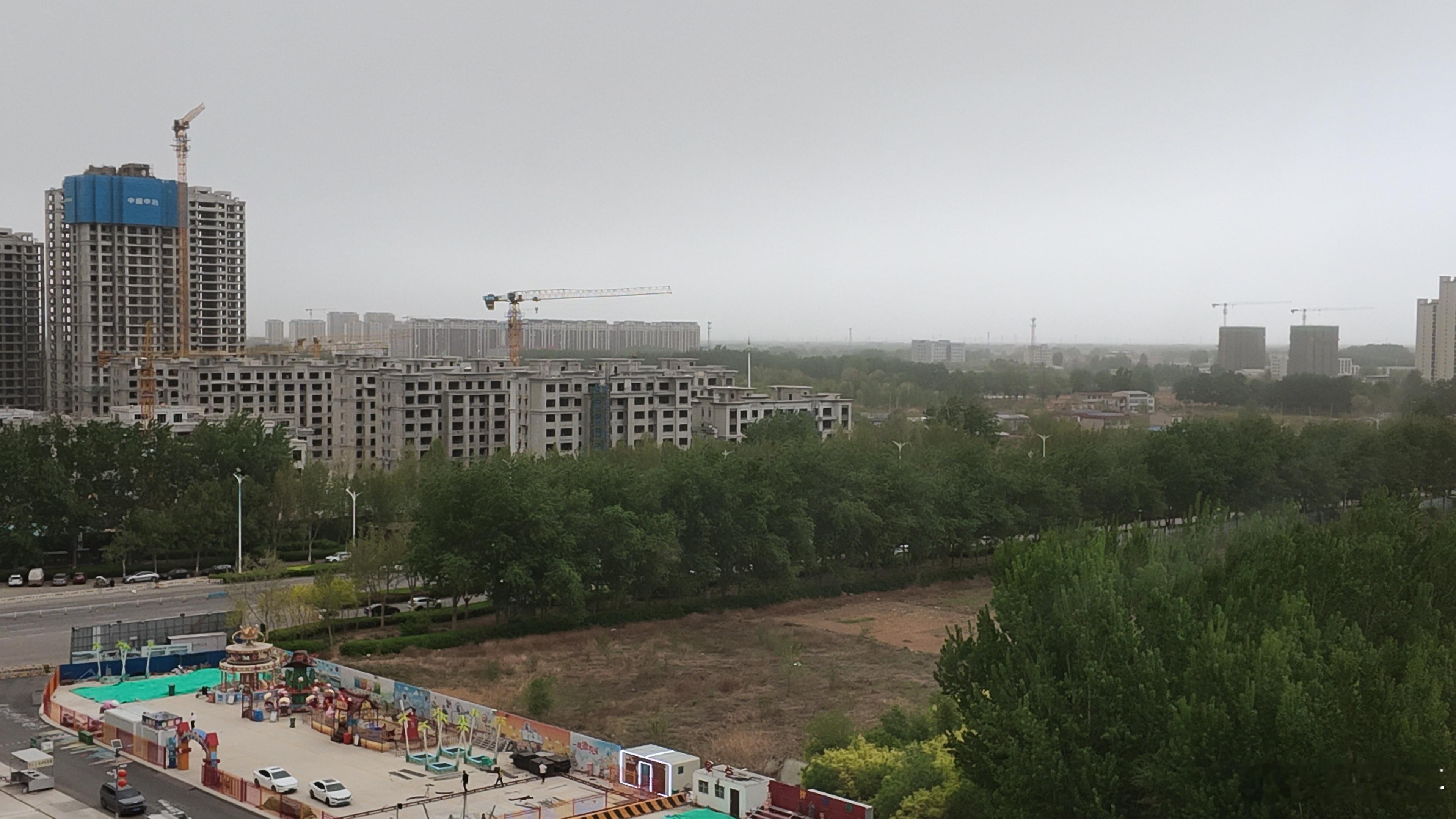 大雨要来了，刚才穿着短袖出去走了一圈，人差点被风吹走