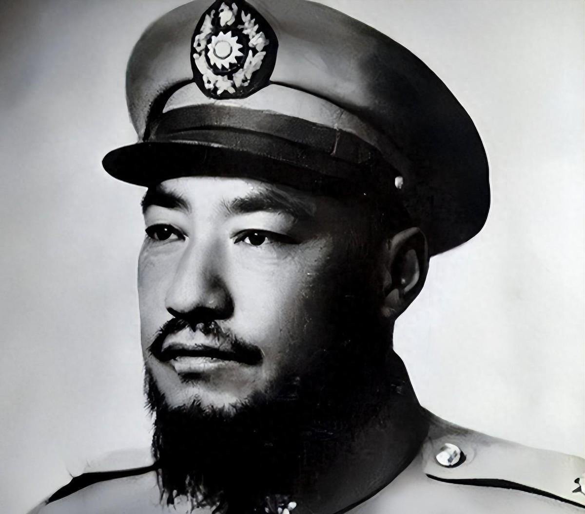 1957年马步芳前往麦加朝觐，现场却有人大声斥责：我要打你一个耳光！
1932年