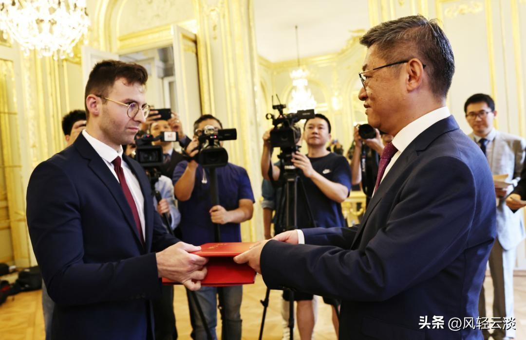 法国青年街头缅怀侵华遇难同胞，这份清醒格外难得
 
大家还记得那位曾经打动无数国