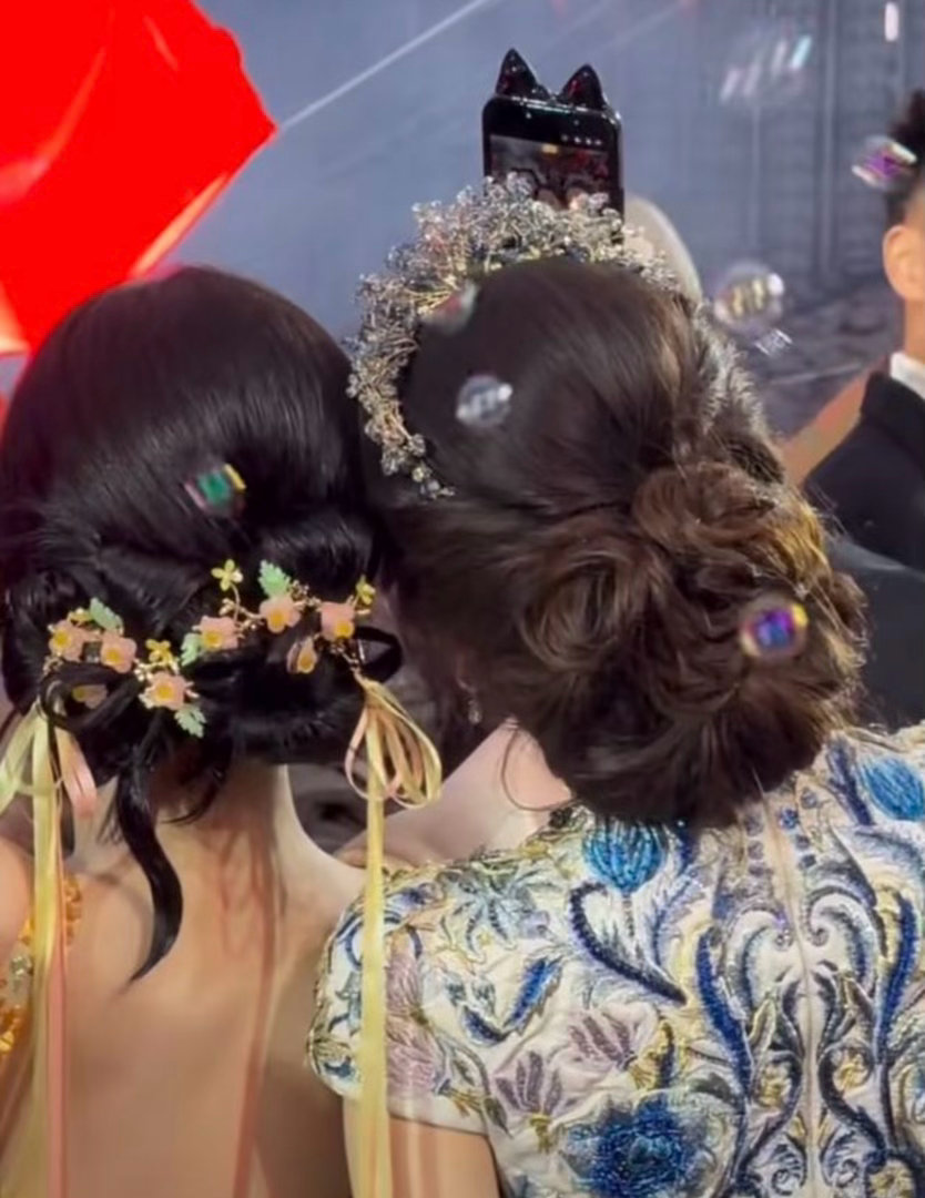 刘诗诗和虞书欣头靠头了 