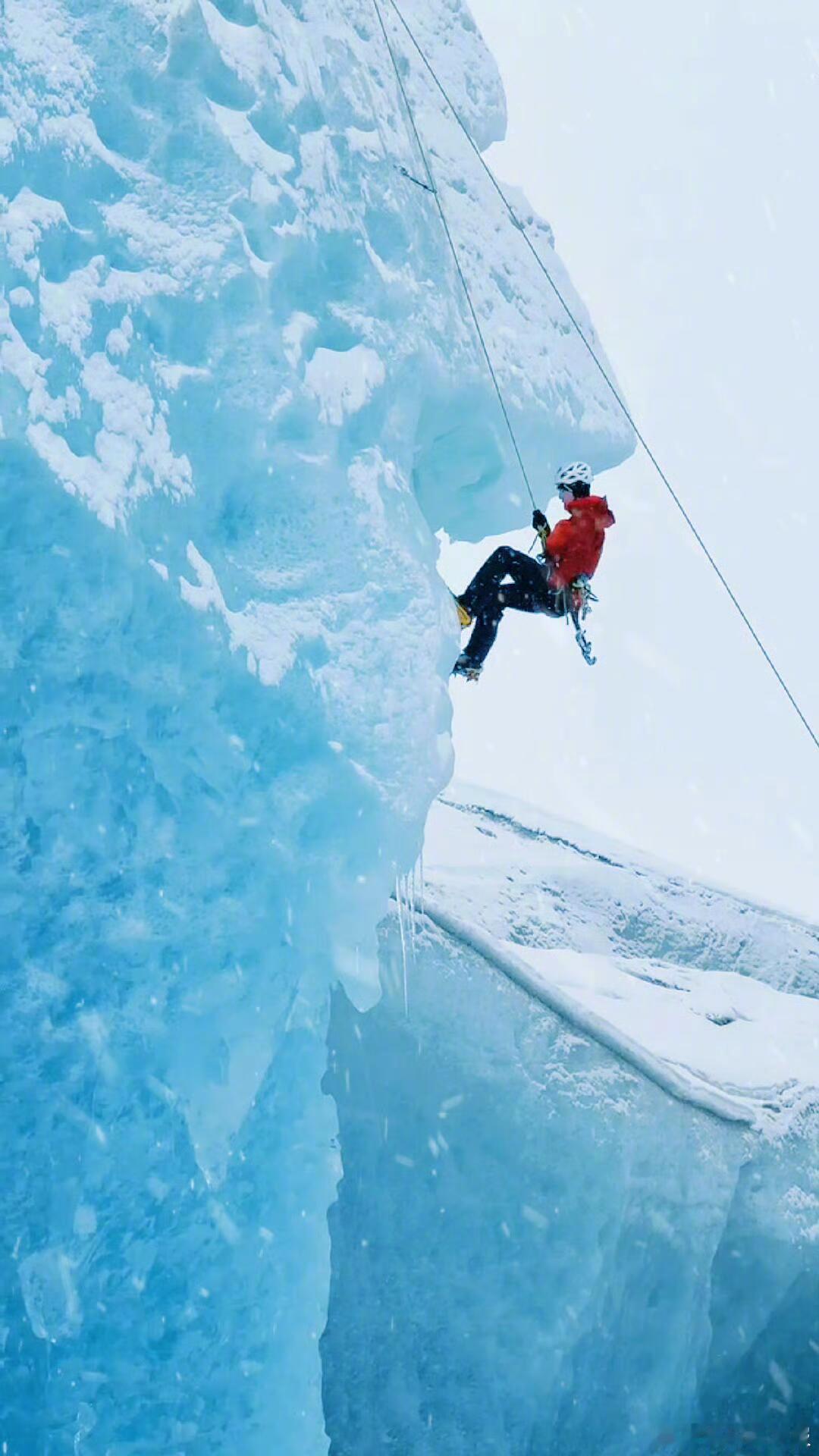 王一博大魔王年终结算画面 王一博用行动证明，热爱从来没有边界！攀高峰、探深海、闯