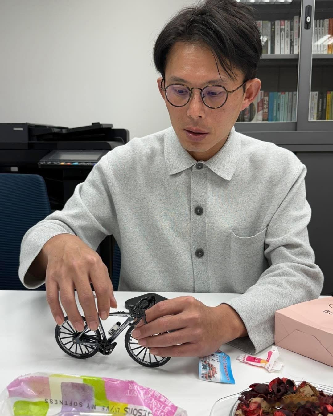 民众党立院党团主任陈智菡今（28日）在脸书发文表示，有一天，开会之前， 黄国昌拿