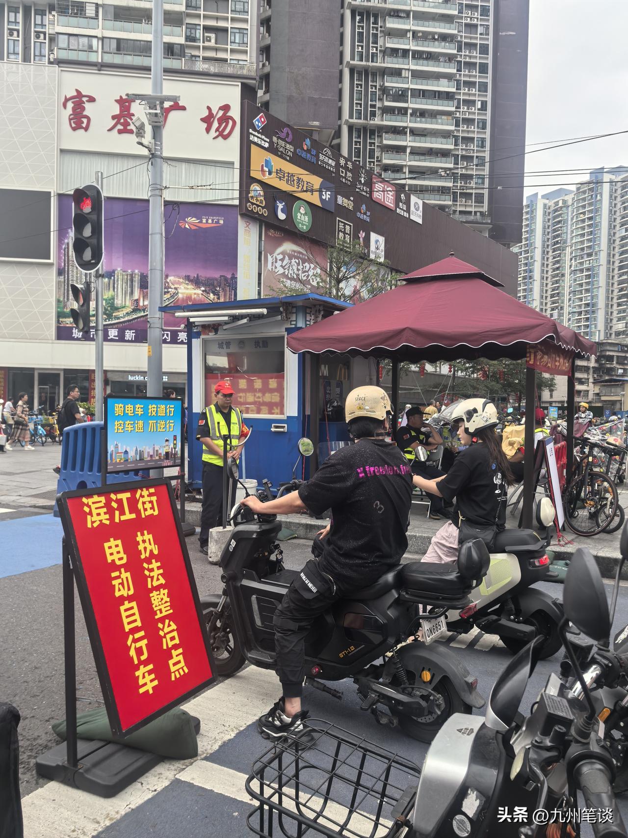 立竿见影！现场值守效果还是非常明显的，至少基本上没有人闯红灯了。
这种丁字路口，