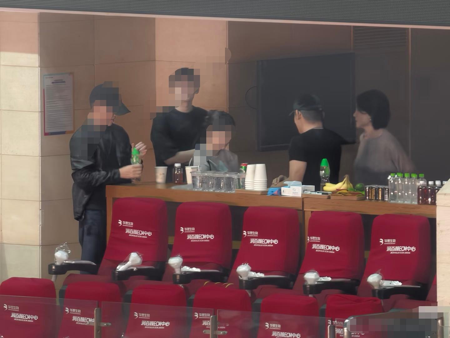 王菲来那英演唱会了王菲现身那英演唱会 王菲来那英演唱会了，好羡慕在场的观众啊，王