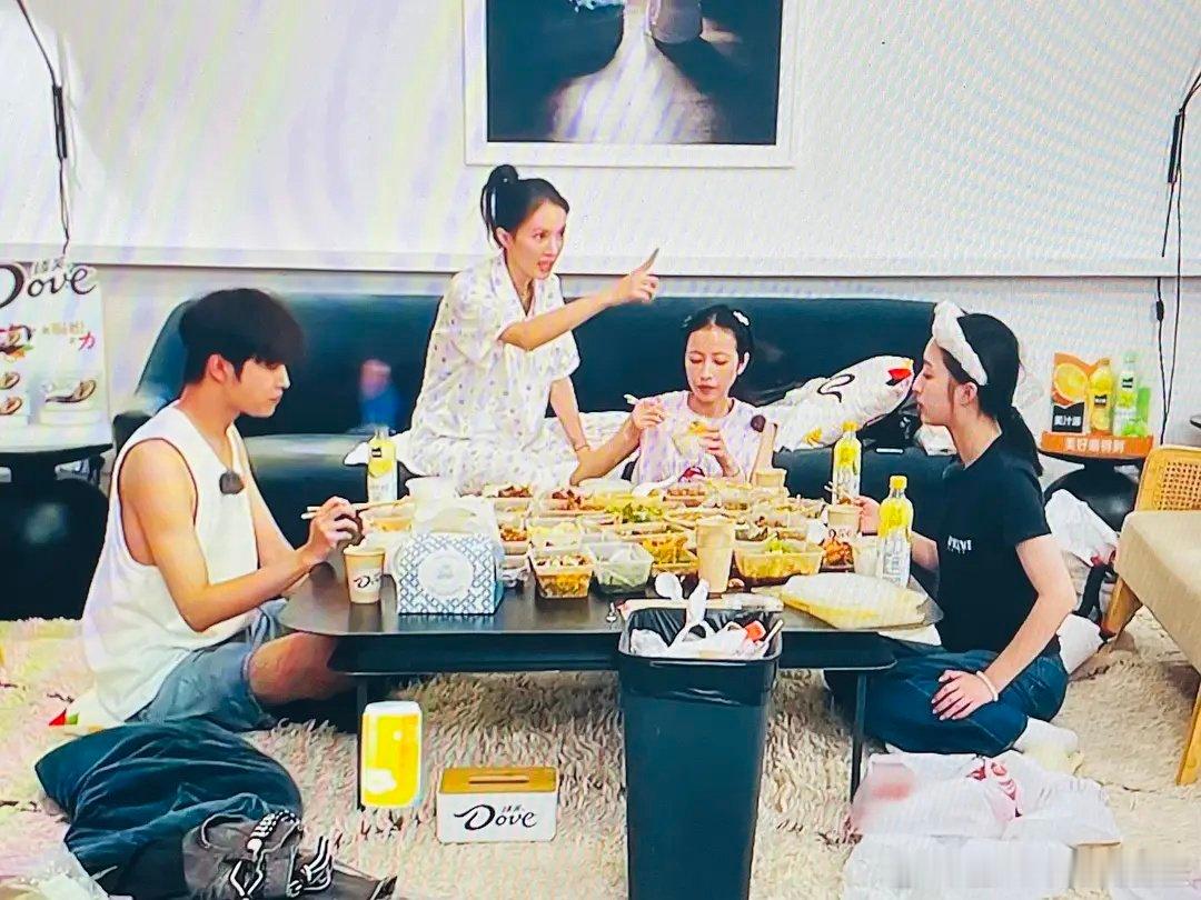 一个人吃了九个人的菜，眼里真的没有团队，最后连盖子都不盖，真的挺让人无语的 ​​
