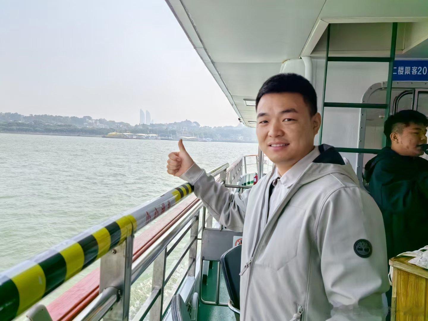 作为代表：来到厦门鼓浪屿消防救援站，见到服役了26年的路虎卫士110消防车，已是