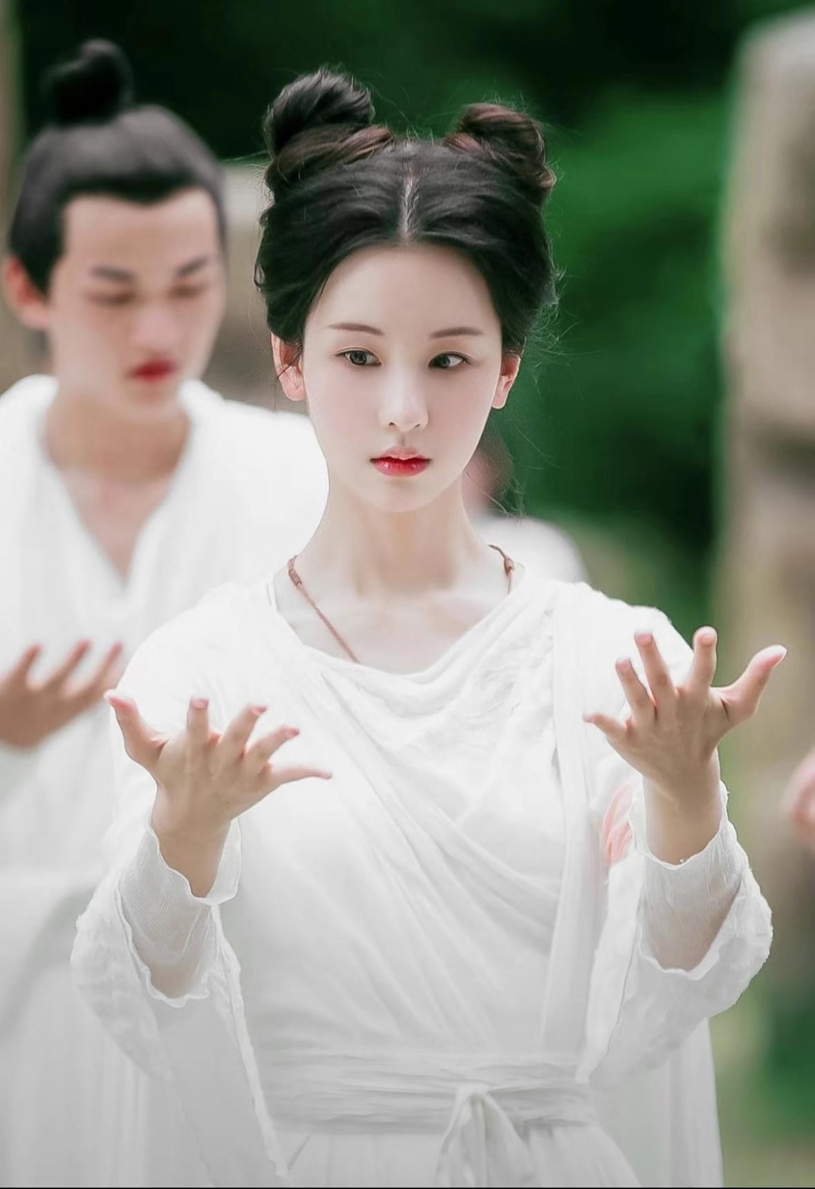 刘亦菲陈都灵：全女版《花千骨》外，待播剧与杂志同样吸睛

在影视圈，刘亦菲与陈都