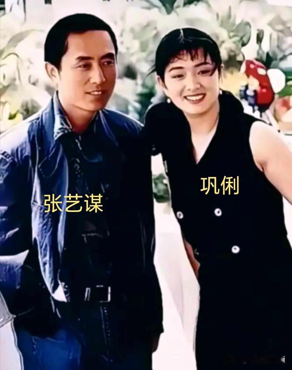早年合影里，背景繁花似锦，两人笑容明媚自然；后来在游艇码头前，巩俐一袭黑裙气场全