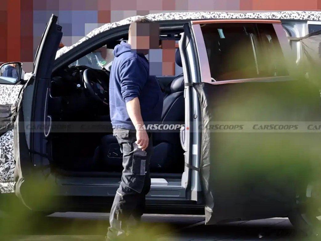 量产对开门？ 玩这么大？从量产版谍照可以看出，整台车的对开门结构和概念车高度相似