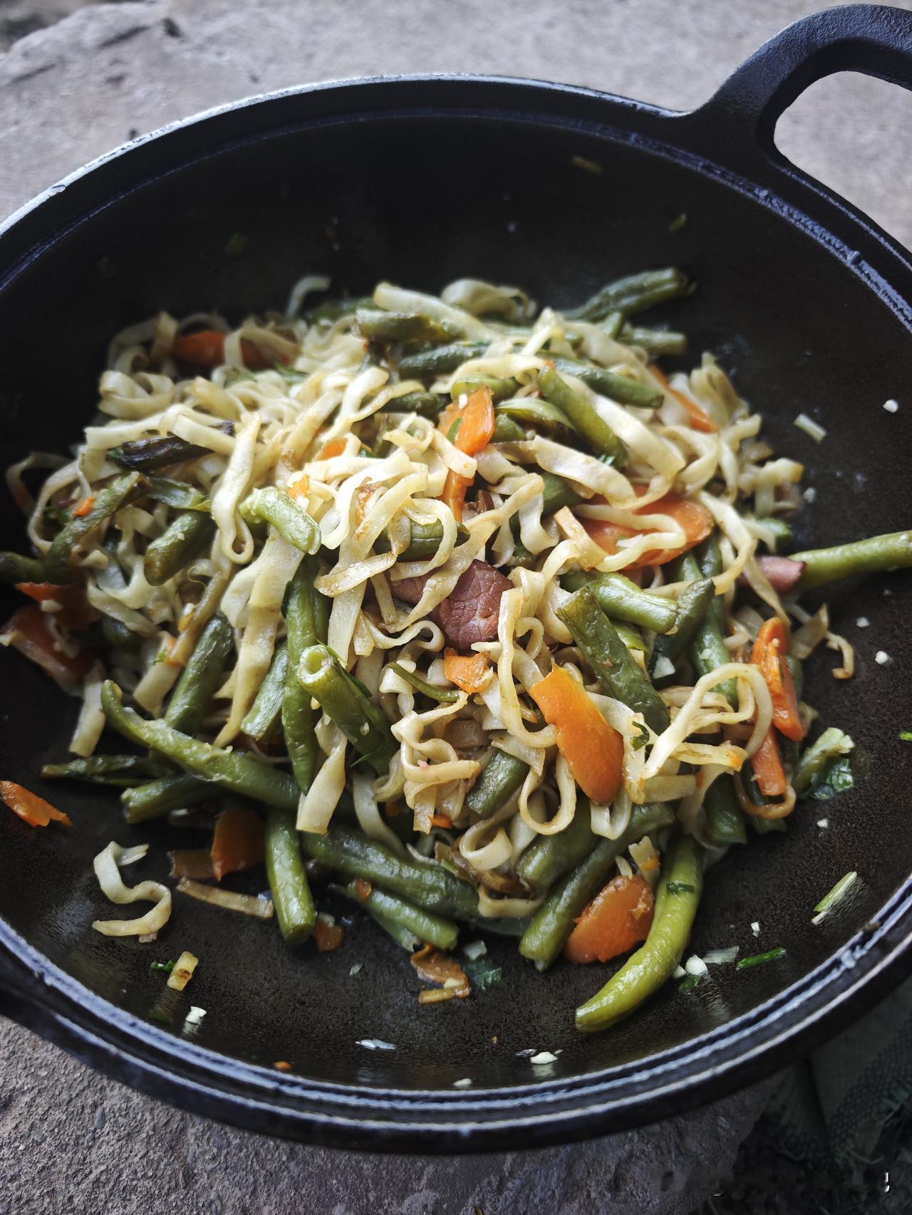 集卡领红包晚饭自己动手，来个催不得“铁锅焖面”......