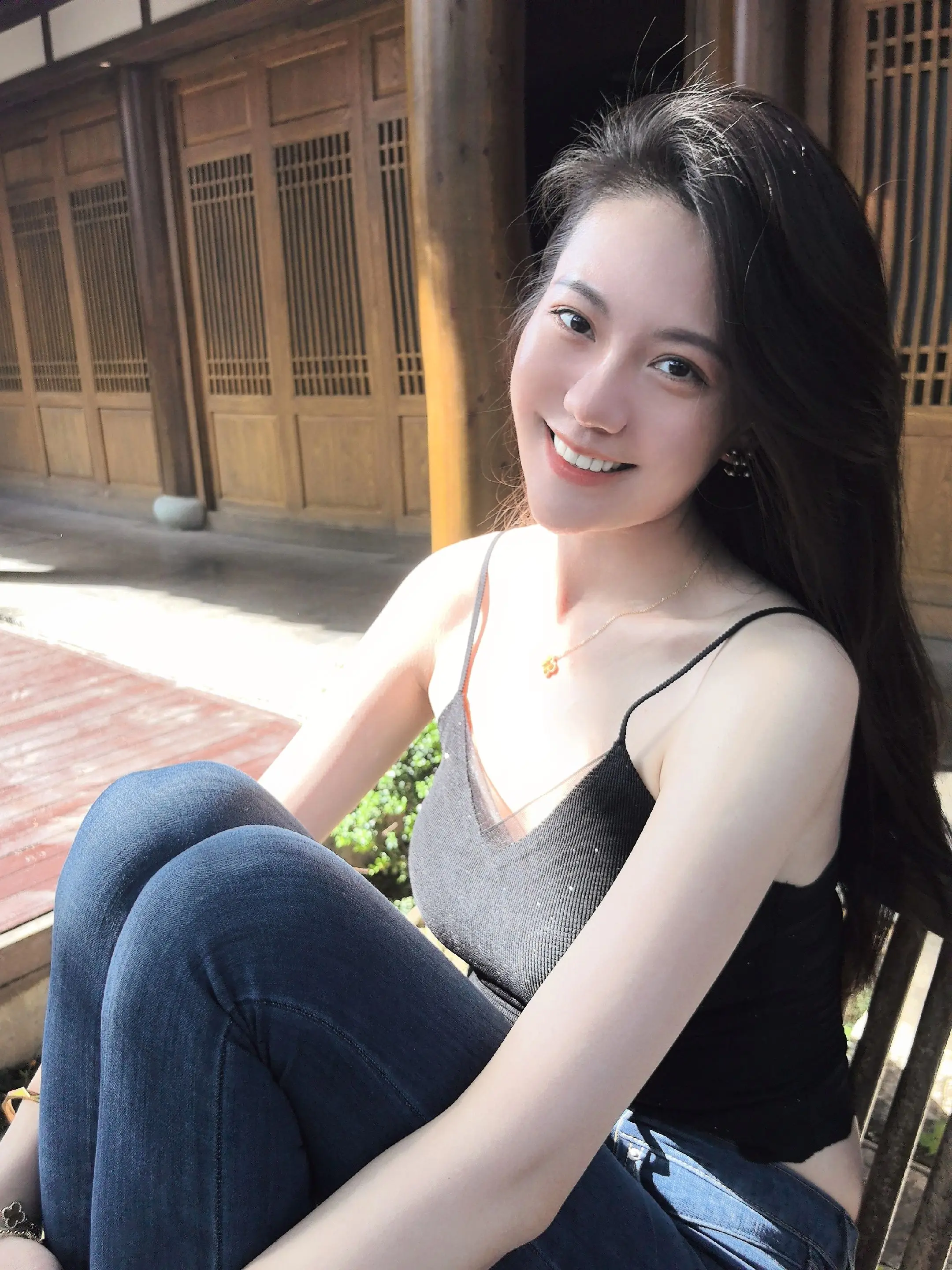 想要和别人制造羁绊就要承受掉眼泪的风险。后面一句是“我们不怕掉眼泪，但是要值得”