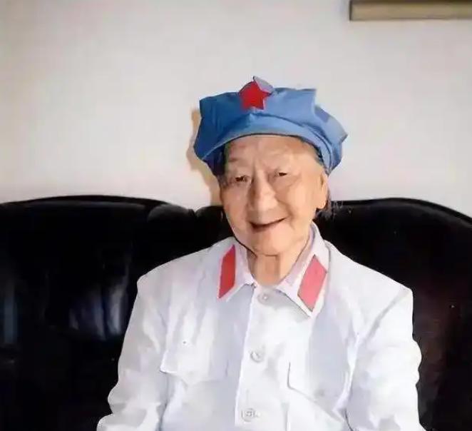 1937年，24岁红军女大队长遭擒，无奈给反动军官做姨太太，45载后她赴首都参会