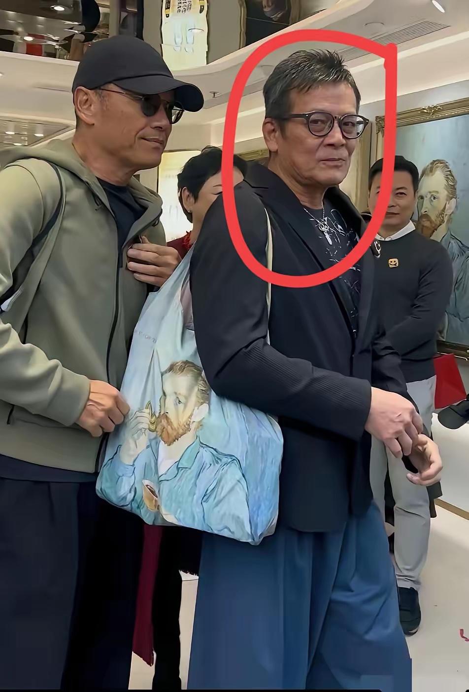 偶遇“无线五虎将”黄日华与苗侨伟同框！63岁的靖哥哥依旧儒雅沉稳，黑框眼镜搭配休