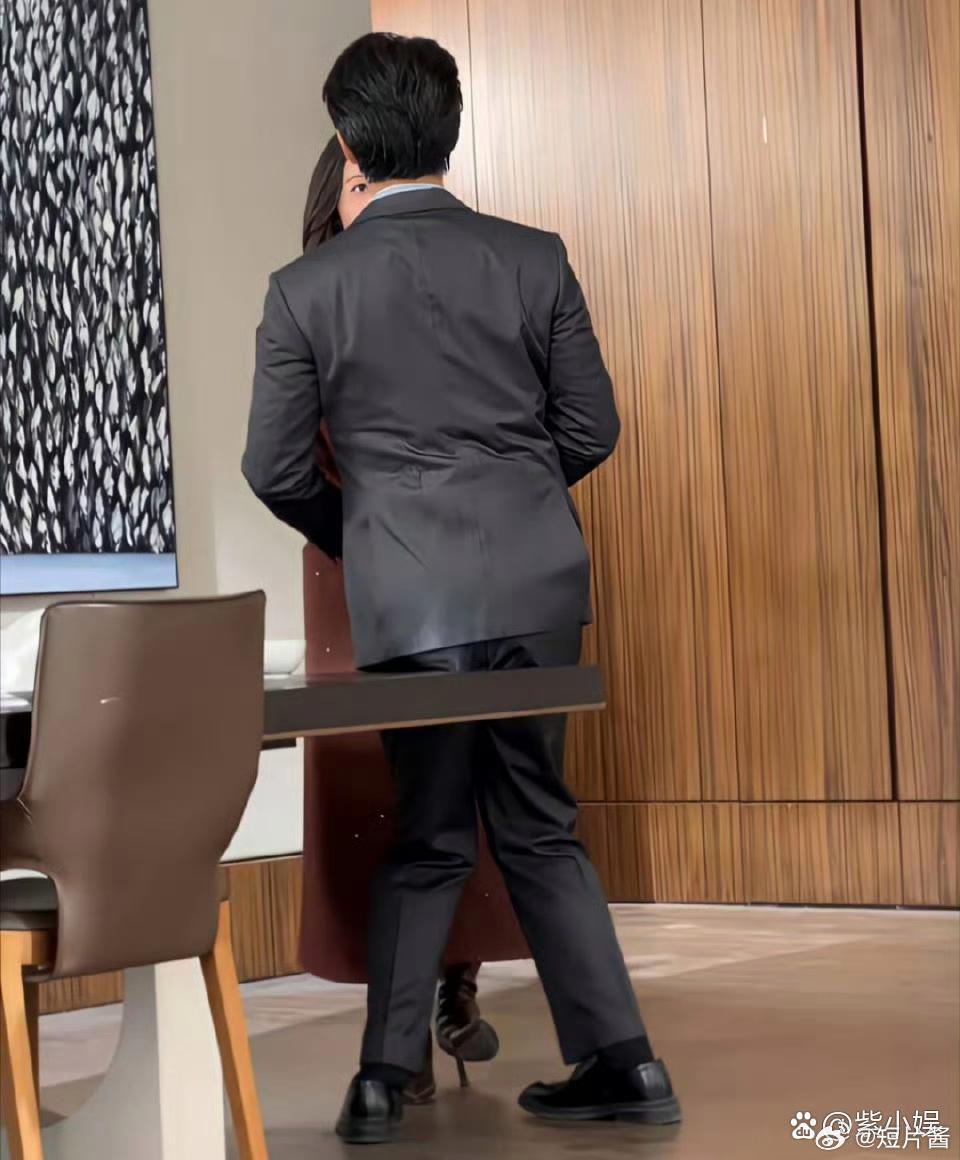 为什么短剧的霸总不够霸气呢，原因有两点，一是个子太矮，二是鞋子太大！ 