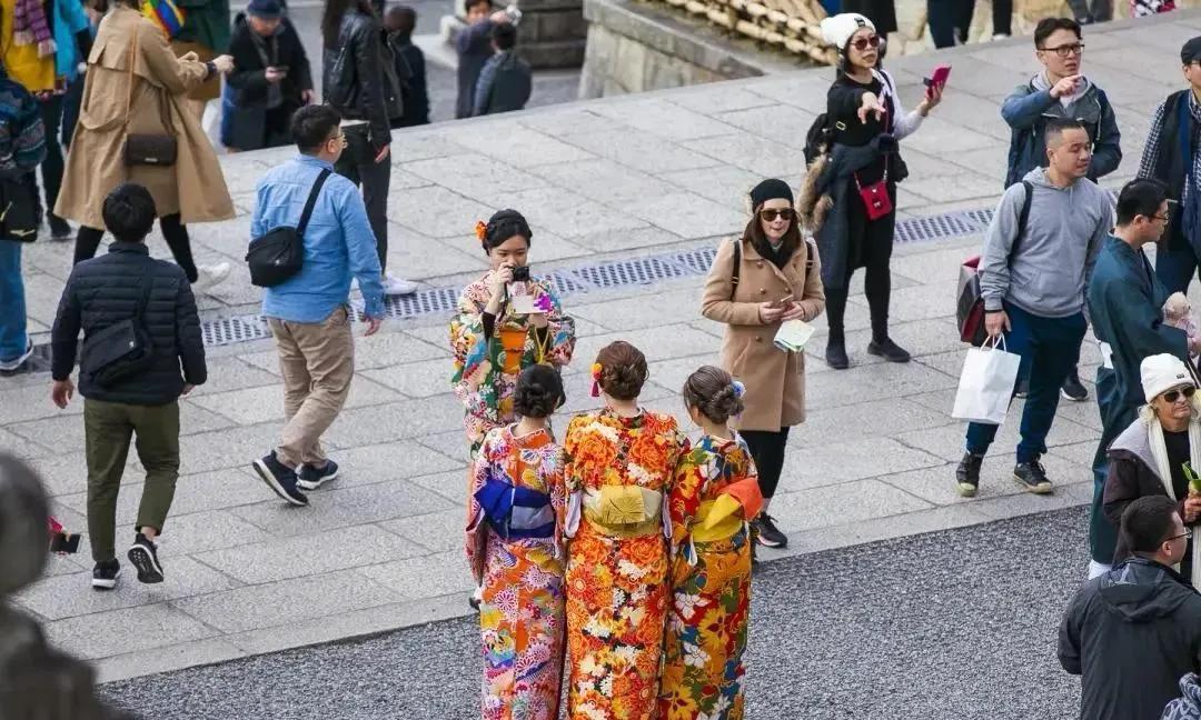 日本这步棋下得很有意思。一边嫌中国游客太多，搞什么"观光公害"，抬高各种收费门槛