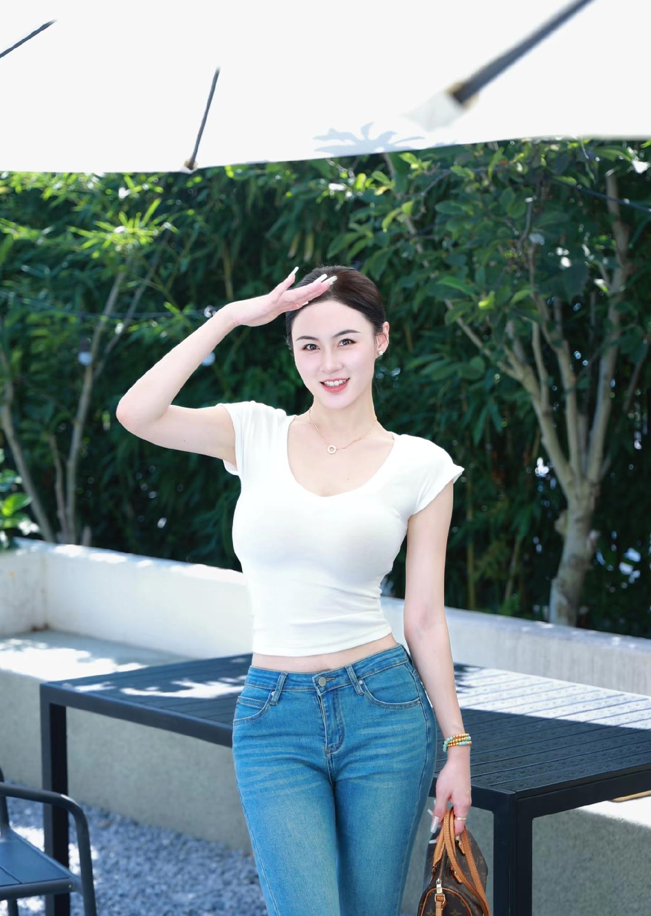 这位小姐姐在户外阳光明媚地微笑。