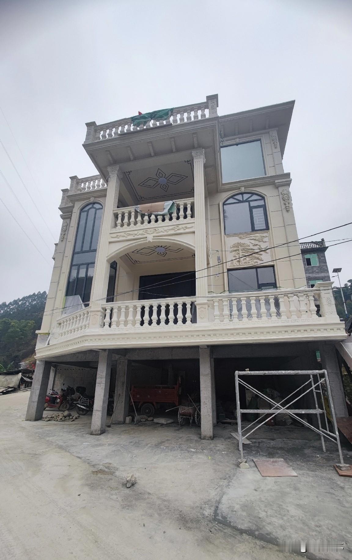 家里高速征地赔了100w
弟弟拿50w进城买140㎡的商品房定居
哥哥选择用60