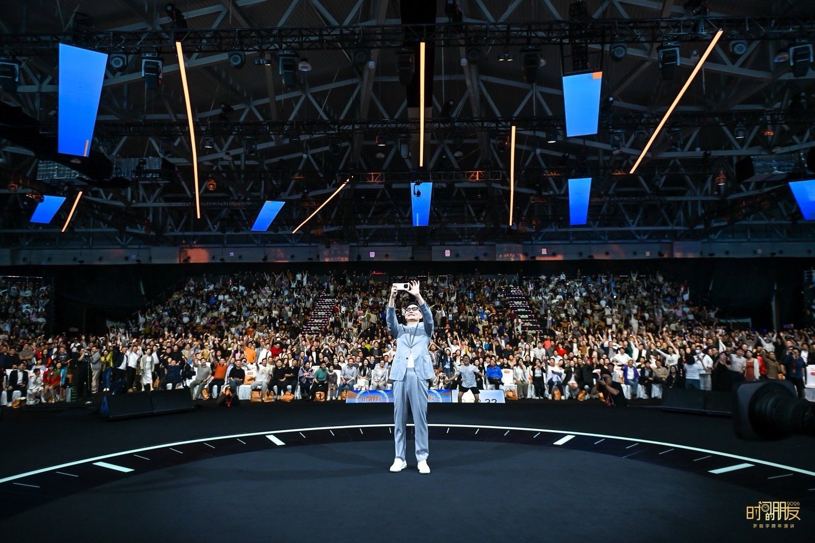 罗振宇新年大合照没迟必到又双叒叕蹲完罗振宇老师的跨年演讲了，今年真的是收获了满满