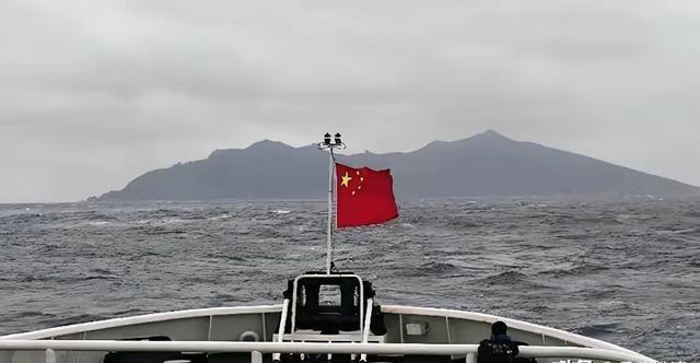 雷霆出击！中国海警台湾周边严打非法军火运输 解放军同步开展训练。2026年1月2