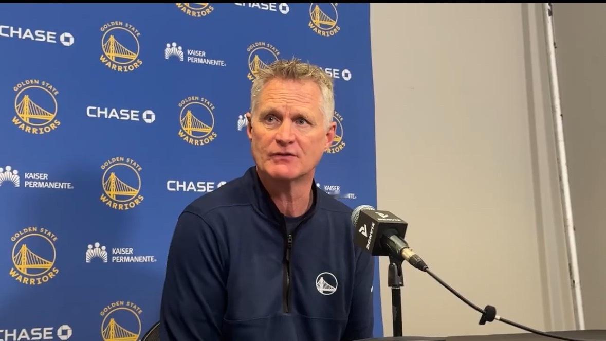 科尔赛后采访库里的脚踝轻伤不是问题 他计划最后一场常规赛打快船让库里上场 因为库