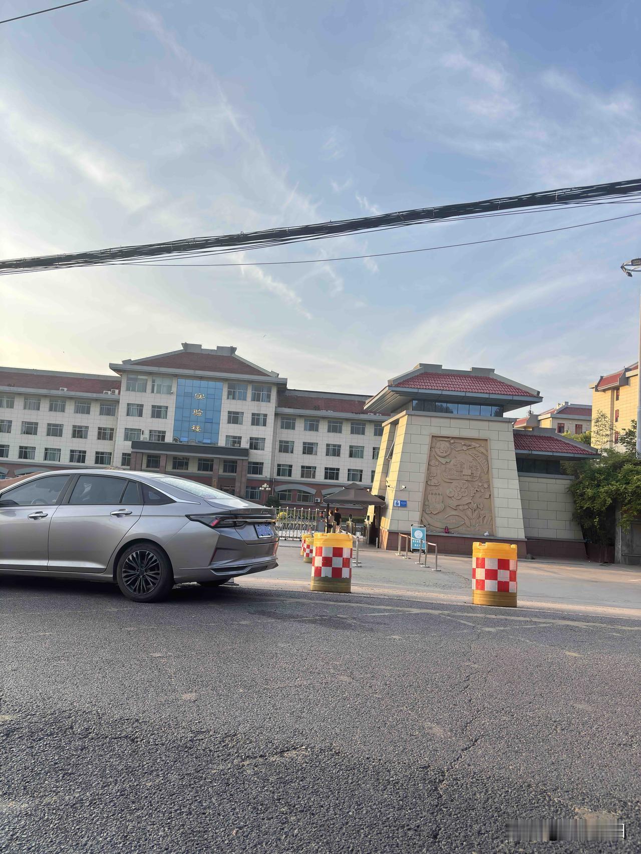 西安思源学院，这个是白鹿原大学城第一所大学，建的最早，目前也是规模最大的，据说在