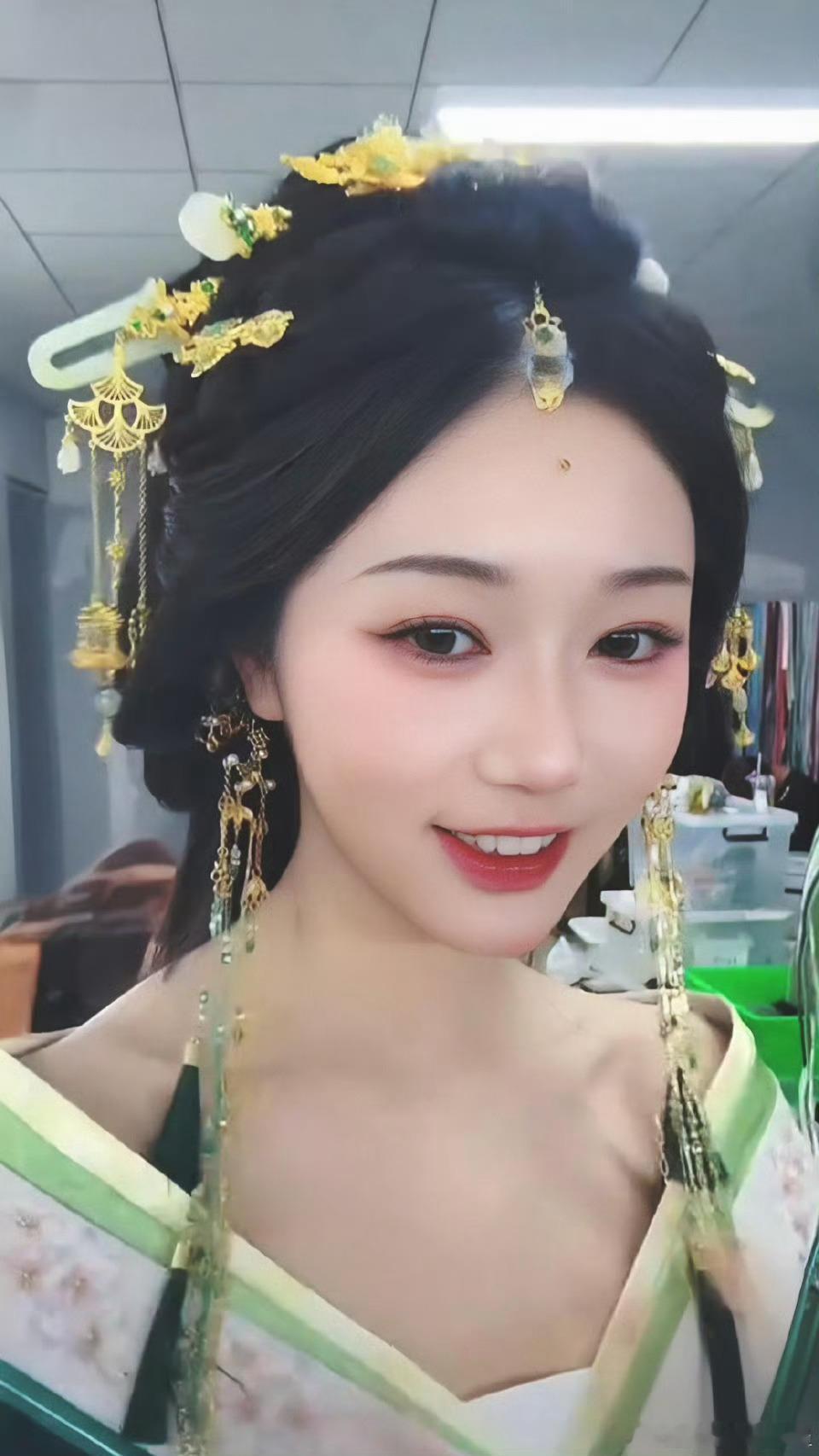 《折腰》短剧女主妆造，服化道还挺好看的 ​​​