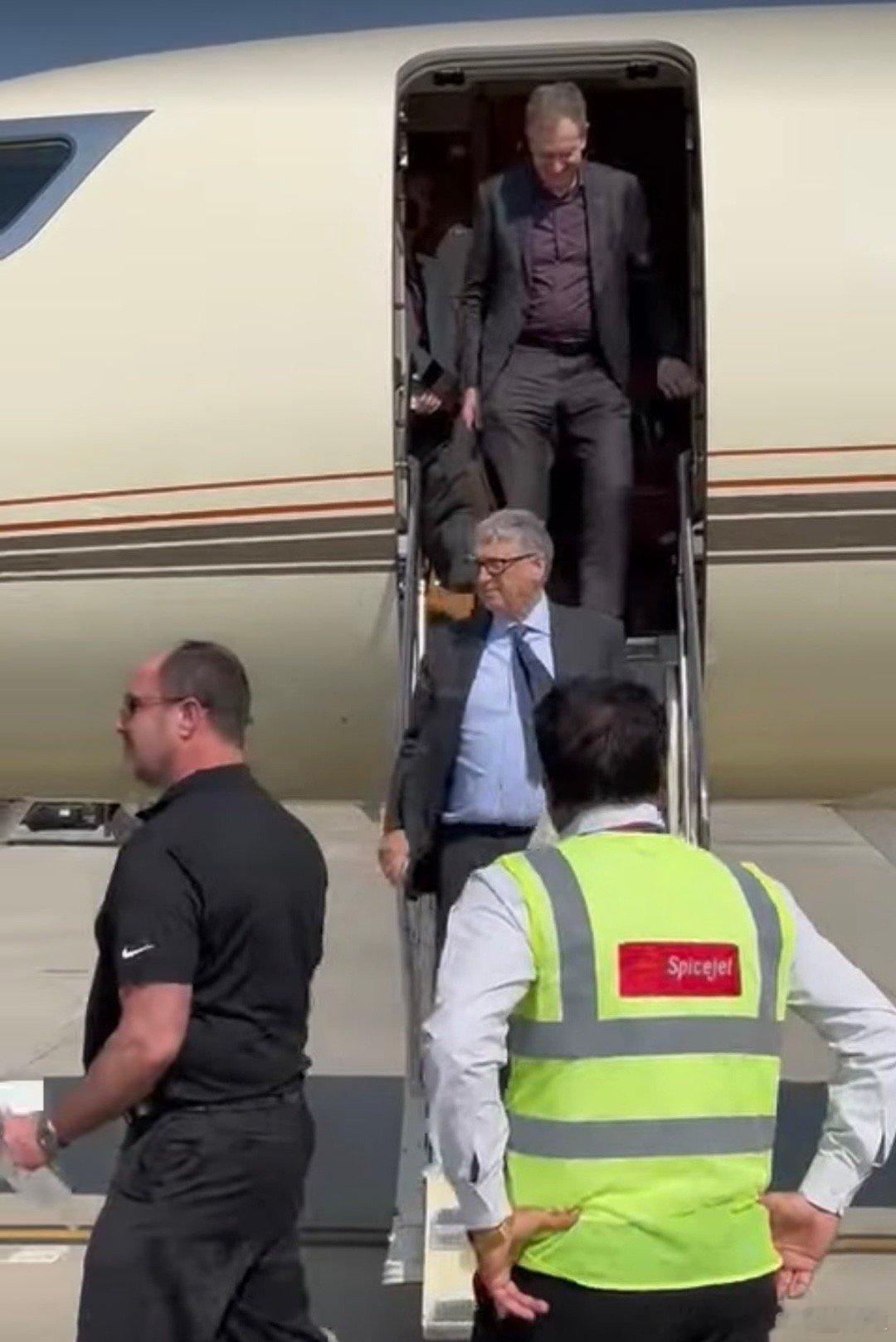 比尔盖茨因为涉爱泼斯坦幼女案，参加完达沃斯会议跑了，不敢回美国了。这要在某个县城