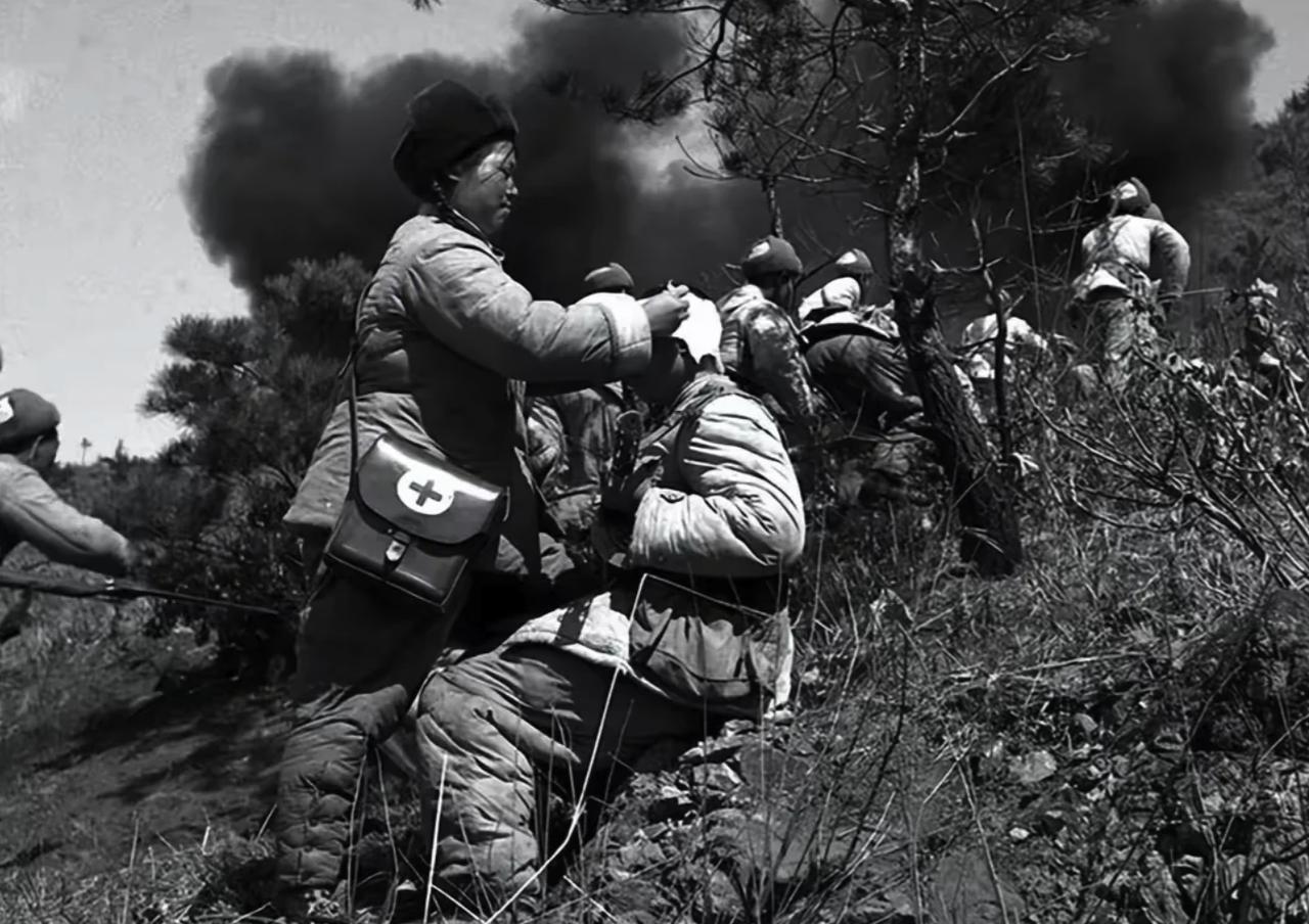 1951年，美军喊话劝降，五女兵沉默不语。可瞥见怀中婴儿，有人轻叹：“投降吧，孩