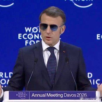 马克龙戴墨镜在达沃斯论坛喊话特朗普马克龙戴的墨镜，在达沃斯论坛上，与特朗普开撕了